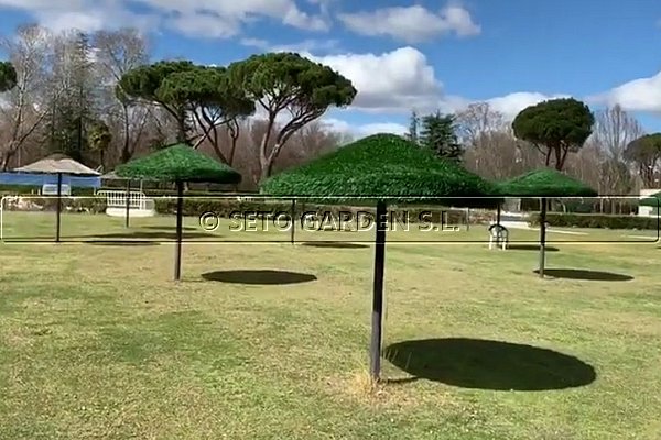 Sombrillas en verde Seto Artificial Girona